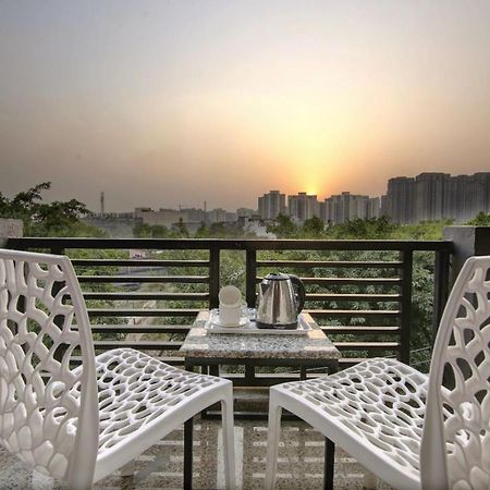 Hotel Premier Noida 135 Экстерьер фото