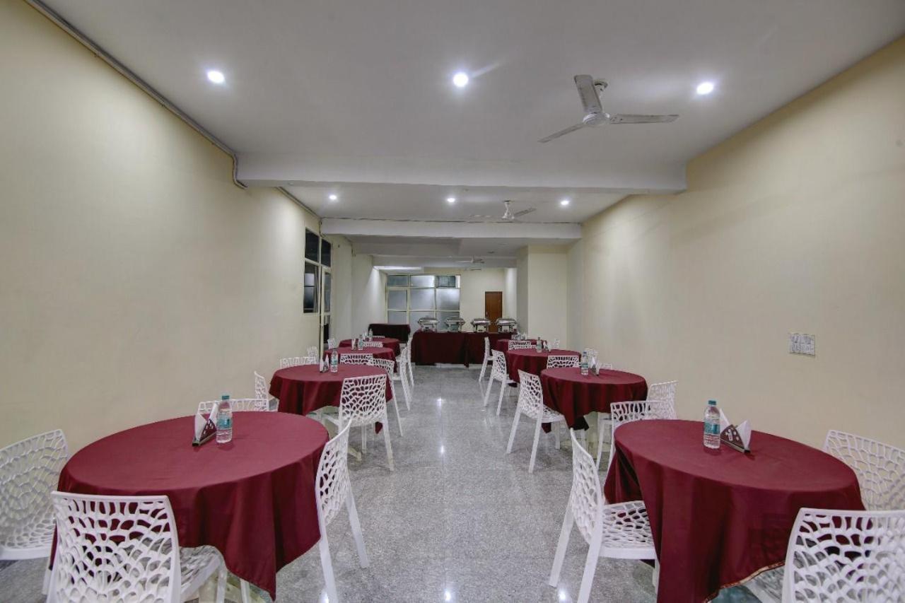 Hotel Premier Noida 135 Экстерьер фото