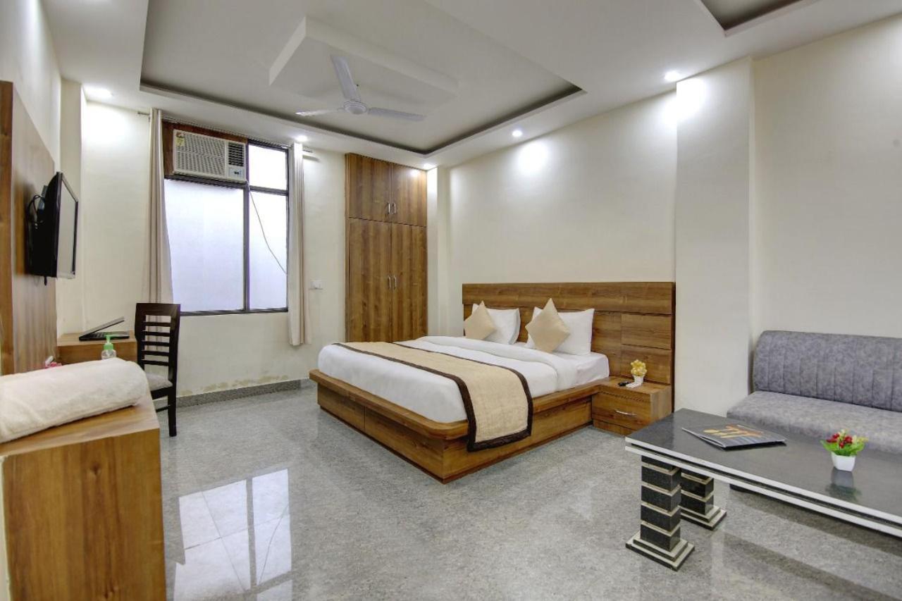 Hotel Premier Noida 135 Экстерьер фото