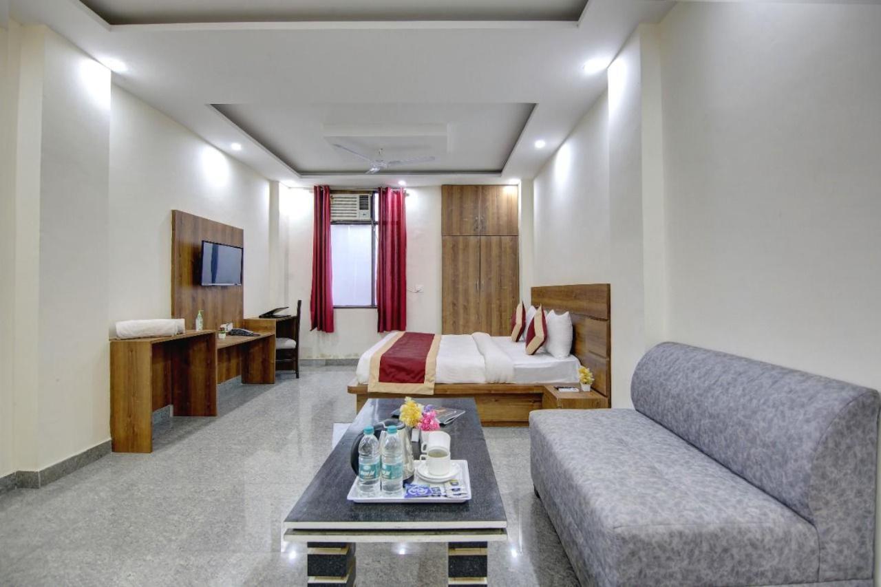 Hotel Premier Noida 135 Экстерьер фото