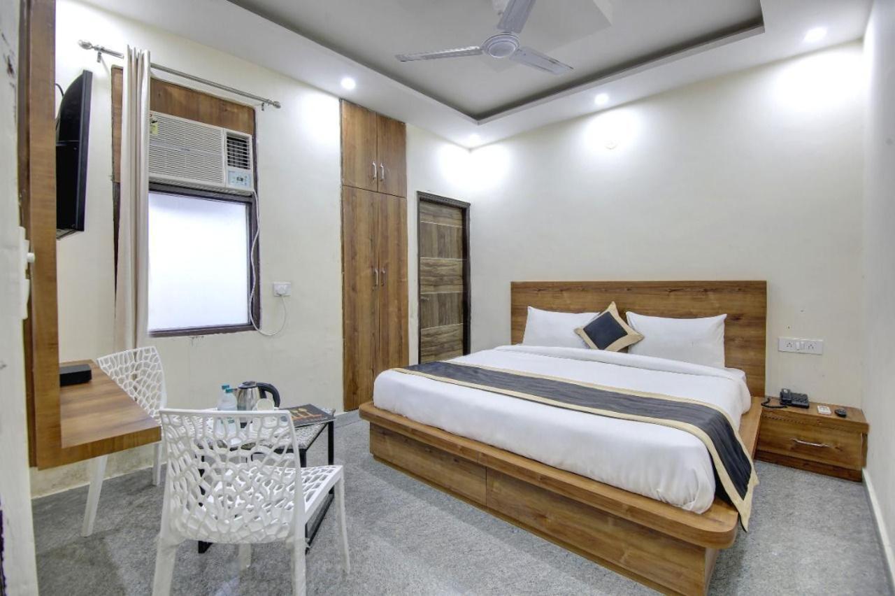 Hotel Premier Noida 135 Экстерьер фото