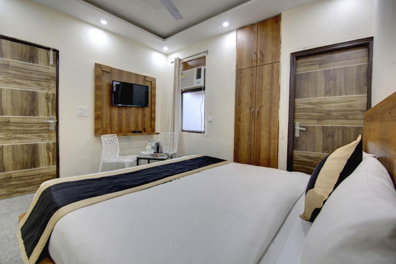Hotel Premier Noida 135 Экстерьер фото